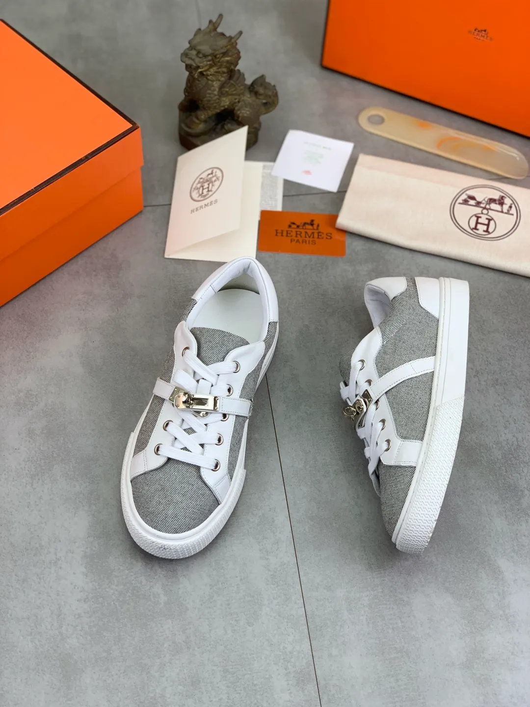 Men's men's shoes 💰P640 New Hermes top version Hermès classic couple style #𝐊𝐞𝐥𝐥𝐲 buckle casual white shoes skateboard shoes that will not conflict with shoes at all. Full of unknowns, Hermès rarely produces flat casual shoes and they are paired with classic palladium-plated Kelly shoe buckles! You'll fall in love with it at first sight. It's super versatile and can be worn with any skirt or pants. 🉑️Close your eyes and wear it. It's super noble. Fabric: Specific cowhide/canvas material. Lining: Sheepskin lining. Outsole: Original molded TPU outsole. Size: 35-45.